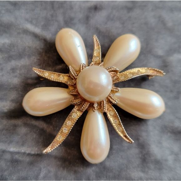 Dauplaise Jewelry Dauplaisevintage Broochstarflower Faux Pearls White Stones Poshmark